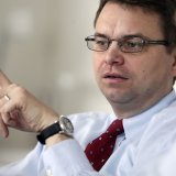 Banquier d'affaires, Gilbert Achermann - photographié ici en 2004 - avait intégré la direction générale de Straumann après en avoir piloté l'entrée en Bourse à la fin du siècle dernier. (archive)